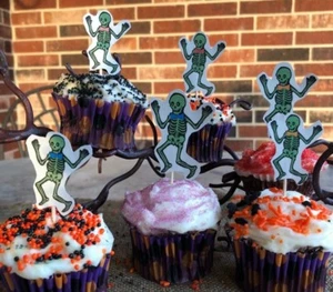 12 handgemachte Halloween Cupcake Topper, Vorspeise Picks Junge, Vater Familie Skelette - Bild 1 von 5