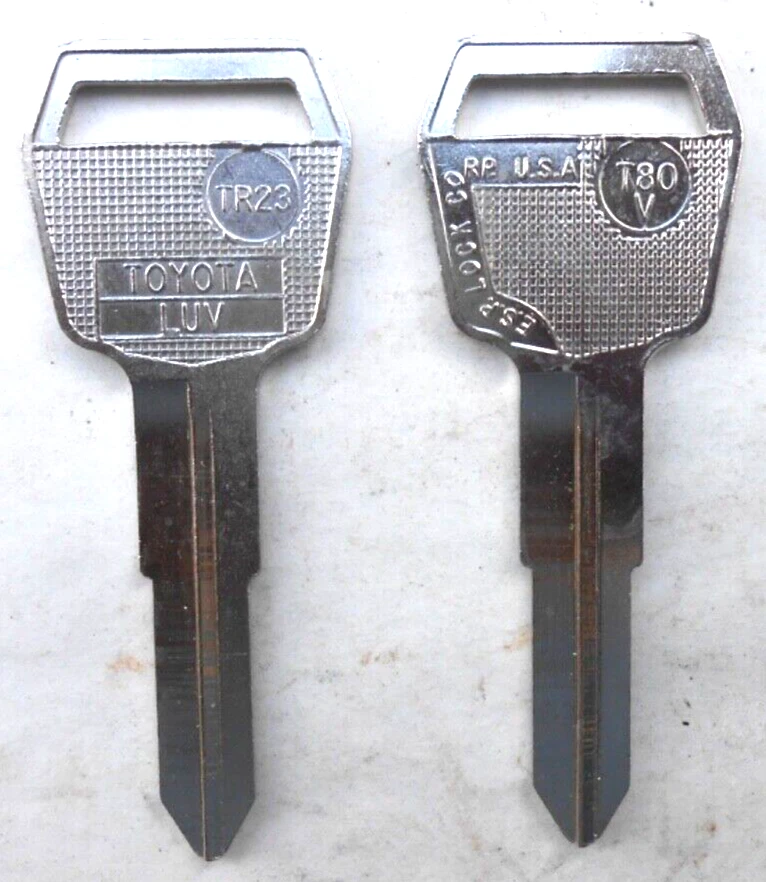 ESP (1) TOYOTA LOGO Key Blank T80V TR23 Vintage NOS