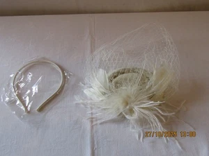 NEW DRESHOW PILLBOX HAT FASCINATOR IN CREAM WITH NET & FEATHERS. - Picture 1 of 2