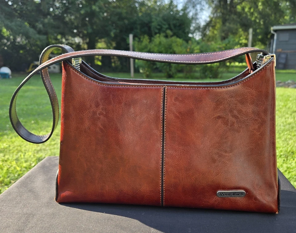 复古 RINA RICH 深巧克力原产地皮革肩带包 全新无标签 银色五金件 — 第 1/4 张图片