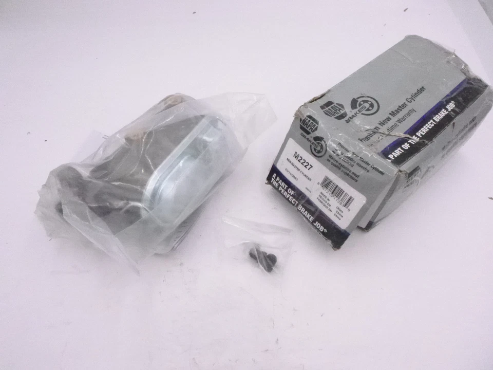 Cilindro maestro de freno Napa genuino OEM para Ford F-250 1977-1979 Foto 1 de 3