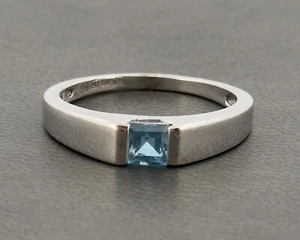 9ct White Gold Blue Topaz Solitaire Ring Size M Hallmarked - Picture 1 of 7