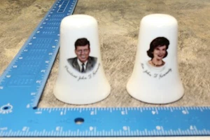 Vintage 1960'S John F. Kennedy and Jackie Kennedy Salt and Pepper shakers 109D - Picture 1 of 5