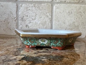 Piatto portagioie vintage giapponese a forma esagonale Y. Y. Hong Kong 5" x 5" - Foto 1 di 5