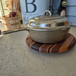 Sartén profunda de hierro fundido enchapada Mi-Pet de colección con tapa The Western Foundry Co - Imagen 1 de 12