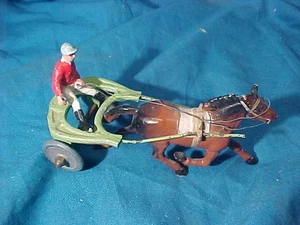 Caballo de juguete de carreras con arnés de la década de 1930 con conductor + pintura original malhumorada hecha en Francia - Imagen 1 de 3