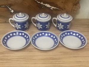 *RARE Blue Daisy IDG Lidded Mugs & Saucers Polka Dot Ceramic Coffee Tea 9 pc Set - Picture 1 of 11