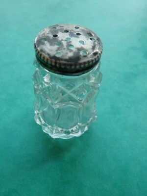 Arts de la table Petite salière en verre à facettes, couvercle en métal argenté - Photo 1/4