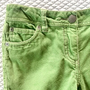 Mini Boden Size 10 Girl Light Spring Green Corduroy Pants with Heart Patches - Picture 1 of 16