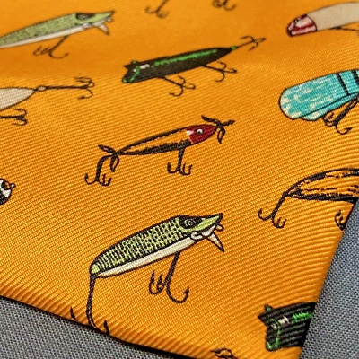 Señuelo de Pesca Corbata de Seda Vintage Antiguo Azul Marino Dorado Multicolor Hecho en EE. UU. Novedad Foto 1 de 4