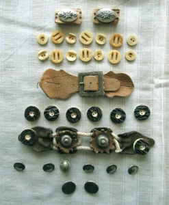 30 TRACHTENKNÖPFE - CHARIVARI - HORN - METALL - KUNSTSTOFF - Bild 1 von 1