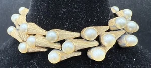 Bracciale Vintage Corona Trifari Tono Oro Finta Perla Texturizzata Link Wrap 7” C1144 - Foto 1 di 9