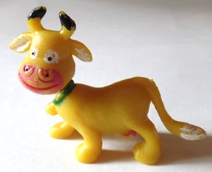 Vintage 1960-1970's Plastic YELLOW MOO COW Toy - Picture 1 of 6