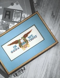 Leisure Arts Weißkopfseeadler "In God We Trust" patriotisches einzelnes Kreuzstichmuster - Bild 1 von 2