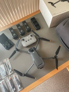 DJI Mavic 3 Fly More Combo, Kamera-Drone mit Controller (Hervorragender Zustand) - Bild 1 von 23
