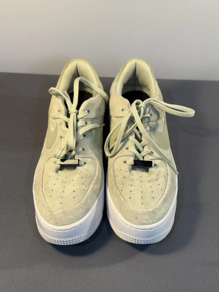 Talla 9.5 - Nike Air Force 1 Sage Low Olive Aura W Foto 1 de 4