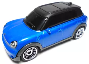 2018 MATCHBOX '11 MINI COOPER COUNTRYMAN BLU 1:64 PRESSOFUSO 2 1/2" AUTO CON NERO - Foto 1 di 6