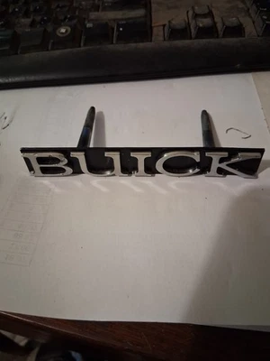 NOS 1980-1983 "Buick" LESABRE/ELECTRA PARRILLA PLACA DE IDENTIFICACIÓN 25502689 Foto 1 de 2