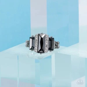 Paparazzi A GLITZY Verdict - Silver - Ring - Picture 1 of 2