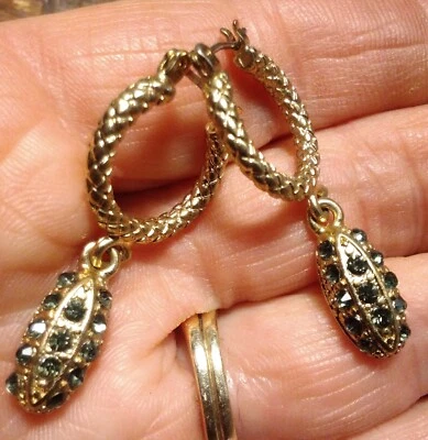 Pendiente colgante aro textura tono dorado diamantes de imitación azul 1,5" ovalado de colección Foto 1 de 4