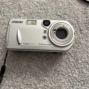 Sony Digital Camera Cybershot DSC-P72 3.2MP Silver Spares Or Repair - Picture 1 of 2