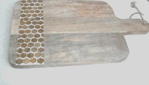 Madera de paleta de abeja botánica 9,5"x16" con incrustación de bronce de panal de resina - Imagen 1 de 6
