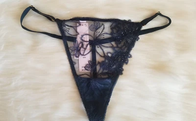 PANTY VICTORIA'S SECRET MUY SEXY GLAM AJUSTABLE TANGA EN V MEDIANA AZUL CREPÚSCULO Foto 1 de 4