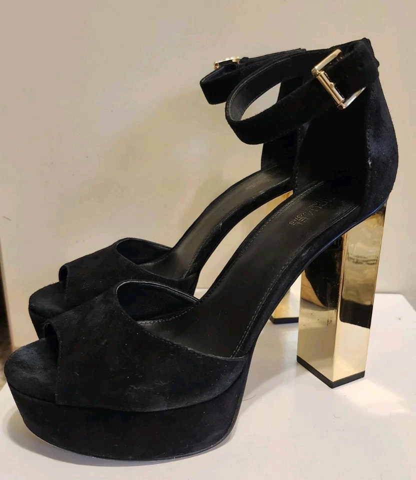 Sandalias Michael Kors "Petra" negras gamuza metal dorado tacón plataforma talla 8 Ret. $175  Foto 1 de 4