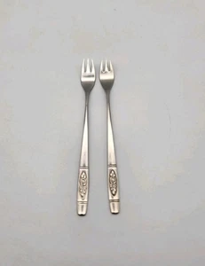 Oneida ROSE PENDANT Stainless Distinction Deluxe Flatware Lot 2 Cocktail Forks - Picture 1 of 4