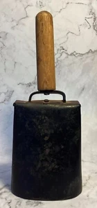 ANTIKE HANDGESCHMIEDETE EISEN-GLOCKE GEFALTET GENIETET KUH/LEHRER MIT ZUSÄTZLICHEM HOLZGRIFF - Bild 1 von 12