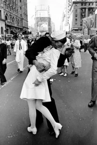 Affiche murale art Nurse Kissing Sailor V-J Day in Times Square - AFFICHE 20x30 - Photo 1 sur 4