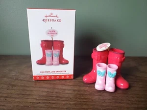 2017 Hallmark Andenken Ornament "Wie Mama, wie Tochter" Urlaub Stiefel - Bild 1 von 7