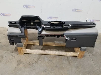 21 2021 TOYOTA SIENNA LE DASH PANEL GRAY AND BLACK SRS, BEZEL, AND GLOVE BOX Foto 1 de 4