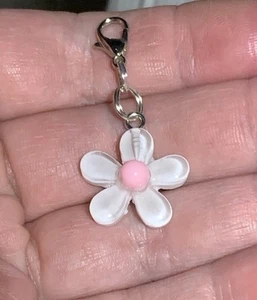 Kleines silberweißes transparentes Gänseblümchen Blume Reißverschluss & Schlüsselanhänger Zusatzclip!! - Bild 1 von 11