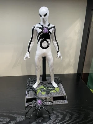 Figura escala 1/6 Hot Toys CMS027 Aliens Vs Avengers Spider-Man Miles Morales EE. UU. Foto 1 de 4