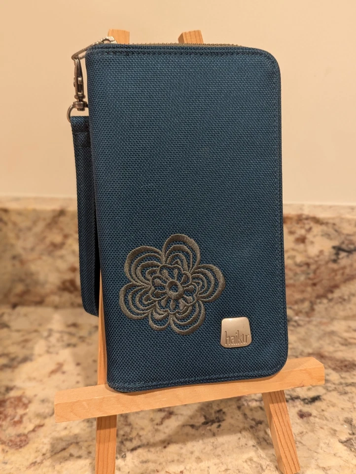 Cartera de muñeca Haiku verde azulado con cremallera alrededor nueva sin etiquetas Foto 1 de 4