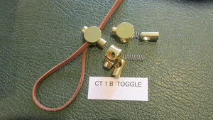 DeLuxe CORDLOCK CT1B custodia CLASP artigianale in ottone placcato oro con cordino in pelle  - Foto 1 di 9