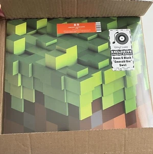 Minecraft Volume Alpha C418 Green & Black Emerald Ore Swirl - x/3000 - Foto 1 di 2