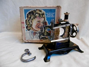 MACHINE À COUDRE ENFANT - CASSIGES - RARE DÉCOR HANSEL ET GRETEL - BO -TBE - Picture 1 of 12