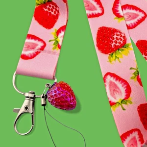 ROSA ERDBEERE SCHLÜSSELBAND Umhängeband irisierend Obst Charm kitschig Schlüsselring Y2 - Bild 1 von 6