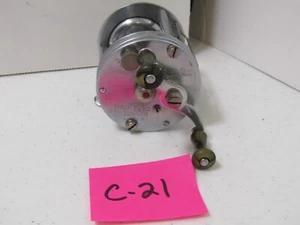 OLD VINTAGE C-21 SOUTH BEND 550 ANTI BLACKLASH FISHING REEL CASTING REEL FISHING - Picture 1 of 2