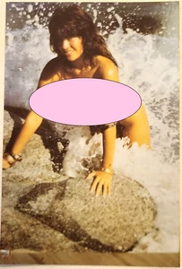 FOTO ANNI '80 ORIGINALE CON SOGGETTO FEMMINILE SUGLI SCOGLI - Foto 1 di 2