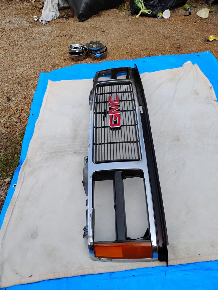 GMC, Sierra, Yukon, Suburban, 1994, 1995 - 1999, Complete Grille as pictured - Image 1 of 2