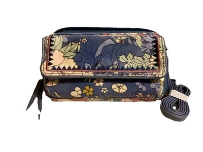 Cartera Sakroots By The Sak NUEVA Artist Circle Denim Flower Power 108053 $54 Foto 1 de 4
