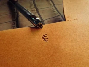 Stainless Steel leather craft pine leaf veins Decorative pattern Stamp Tool F922 - Imagen 1 de 2