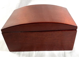 Portagioie in legno Croft e Barrow rettangolare con coperchio curvo specchio vassoio estraibile - Foto 1 di 13