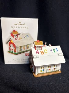 Hallmark Andenken Spiel Familie Schule Fisher Price Weihnachtsschmuck 2010 - Bild 1 von 12