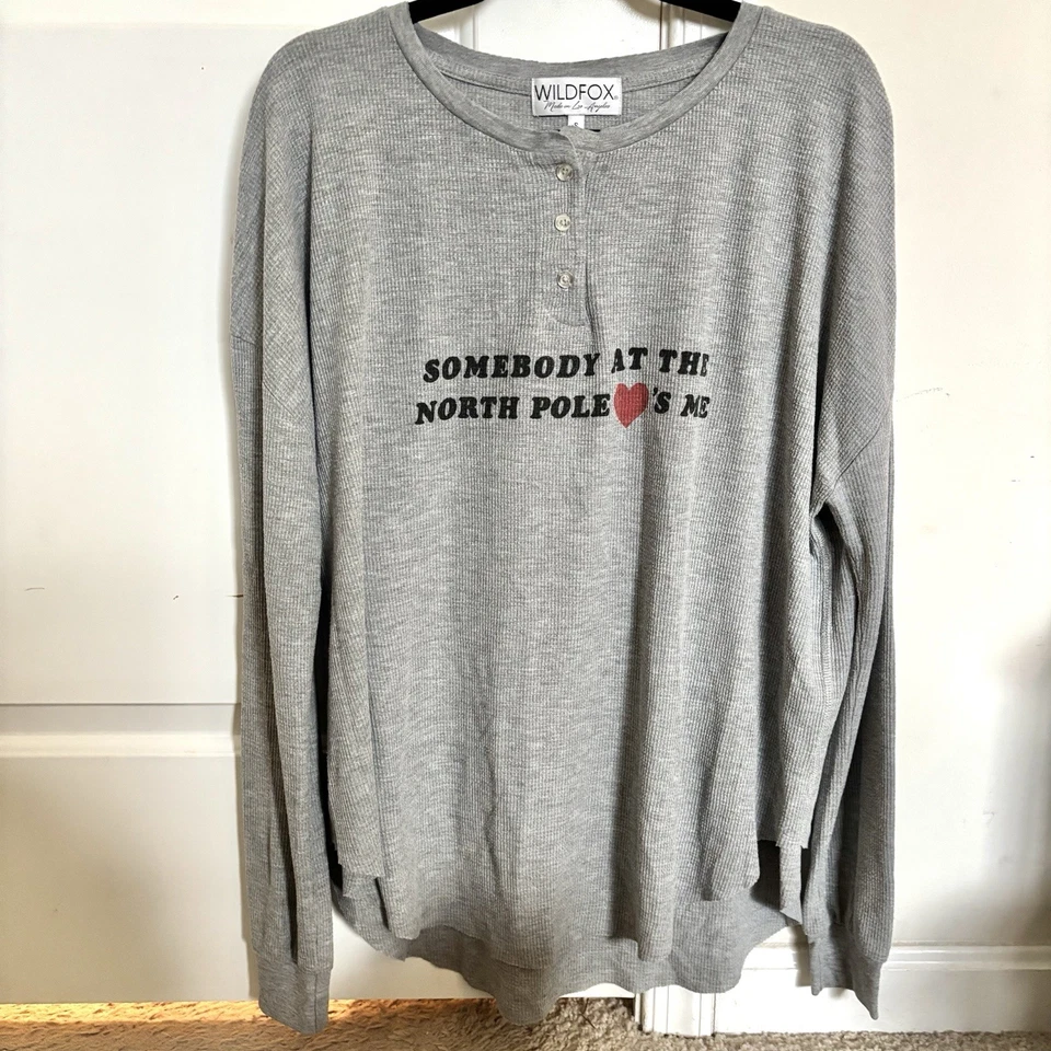 Camisa para mujer Wildfox North Pole Christmas Henley de gran tamaño talla pequeña” Foto 1 de 4