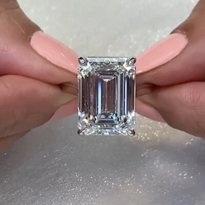 Anillo de compromiso halo oculto moissanita corte esmeralda 12,75 Tcw oro blanco sólido 14K Foto 1 de 4