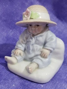 Set statuina bambino miniatura grande cappello porcellana dipinta a mano 3 1/4" - Foto 1 di 8